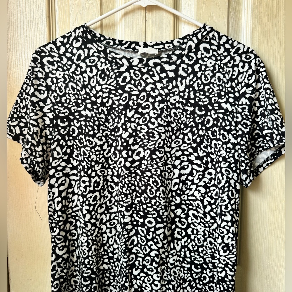 Black leopard T-shirt, super soft
